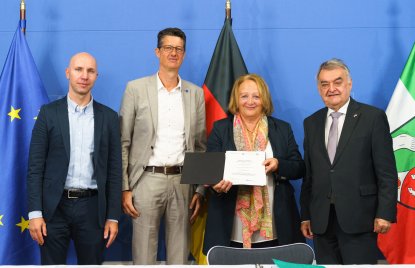 Gruppenfoto mit unterzeichnetem Kooperationsvertrag