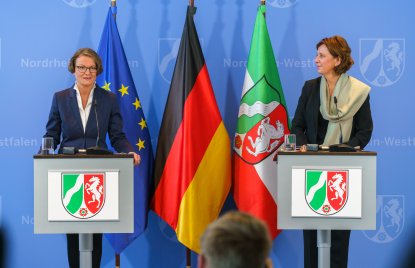 Schulministerin Yvonne Gebauer und Kommunalministerin Ina Scharrenbach