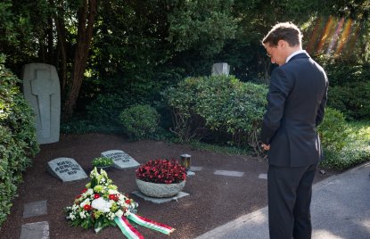 Ministerpräsident Hendrik Wüst steht am Grab von Karl Arnold