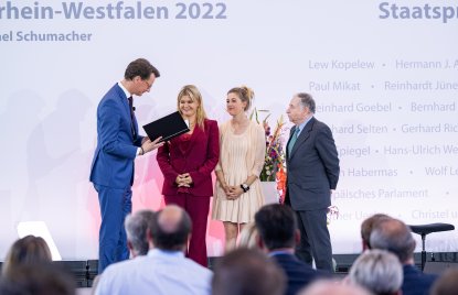 Ministerpräsident Hendrik Wüst verleiht den Staatspreis an Michael Schumacher