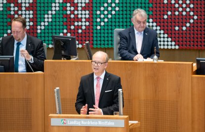 Ministerpräsident Hendrik Wüst gratuliert André Kuper zur Wiederwahl als Präsident des Landtags