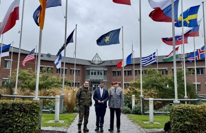 Generalmajor Michael Hogrebe, Minister Dr. Marcus Optendrenk und Oberst Siegfried Otto stehen umringt von den Flaggen der NATO-Mitgliedsstaaten vor der Kaserne Uedem