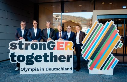 Zu sehen ist ein Schild mit der Aufschrift "stronGER together. Olympia in Deutschland"