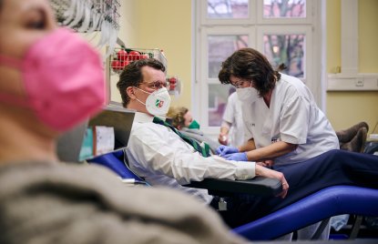 Ministerpräsident Hendrik Wüst spendet Blut und macht auf Bedeutung der ausreichenden Versorgung mit Blutspenden aufmerksam