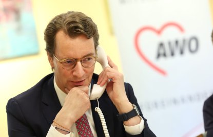 Ministerpräsident Hendrik Wüst greift beim Silbernetz-Senioren-Telefon gegen Einsamkeit selbst zum Hörer