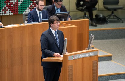 Minister Dr. Optendrenk am Rednerpult im Plenarsaal