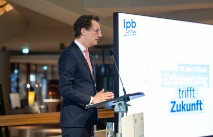 30 Jahre Solingen – Ministerpräsident Hendrik Wüst erinnert sich mit Schülerinnen und Schülern an Brandanschlag