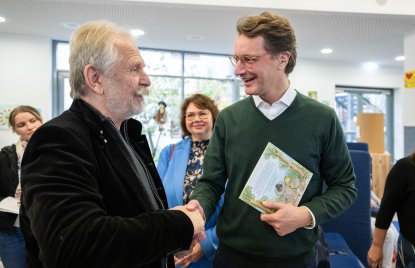 Ministerpräsident Wüst liest gemeinsam mit Henning Krautmacher / Vorleseaktionen mit Kabinettmitgliedern im ganzen Land