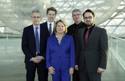 Wissenschaftsministerin Svenja Schulze mit den Innovationspreisträgern  2016