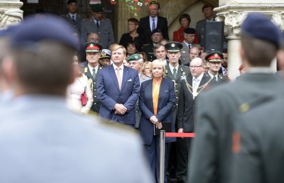Ministerpräsidentin Hannelore Kraft und S.M. König Willem-Alexander der Niederlande beim öffentlichen militärischem Zeremoniell auf dem Prinzipalmarkt in Münster
