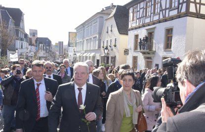 Das Bild zeigt Bundespräsident Gauck mit NRW-Ministerin Steffens in einer Arnsberger Fußgängerzone