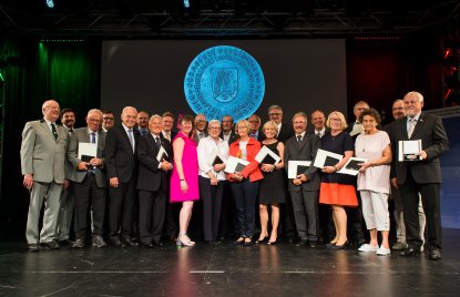 Staatssekretärin Andrea Milz überreicht Sportplakette des Landes Nordrhein-Westfalen