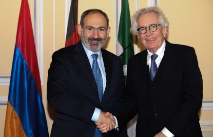 Minister Holthoff-Pförtner Hände schüttelnd mit dem armenischen Ministerpräsidenten.
