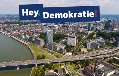 Ein Luftbild vom Regierungsviertel mit dem Schriftzug "Hey, Demokratie!"