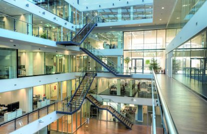 Das Atrium des Campus-Gebäude der RWTH Aachen in gelb-blauer Beleuchtung