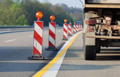 Bild zeigt einen Lkw in einer Autobahnbaustelle