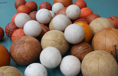 Volleybälle, Medizinbälle und Basketbälle auf einem Haufen 