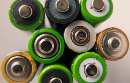 9 verschiedene, aufgestellte Batterien von oben gesehen