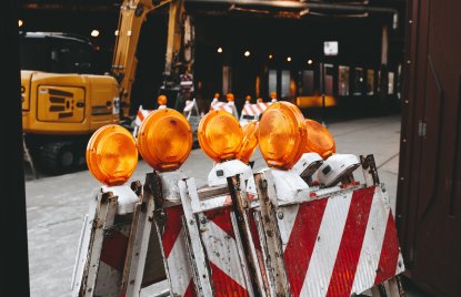 Baustelle Absperrung Bagger