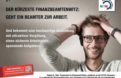 Junger Mann im grauen Pollover und mit einer Brille rauft sich mit beiden Hädnen die Haare. Links oben in Schwarz steht der kürzeste Finanzbeamtenwitz: Geht ein Beamter zur Arbeit.