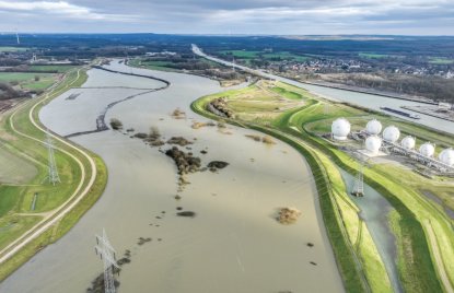Ein Fluss mit einem Damm