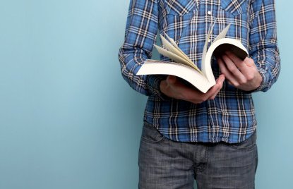 Mann blättert in Info-Broschüre