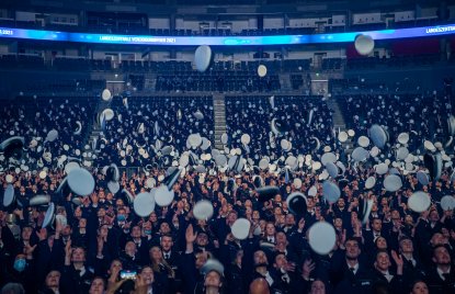 Erste zentrale Feier seit Corona: 2.750 Polizeibeamte vereidigt