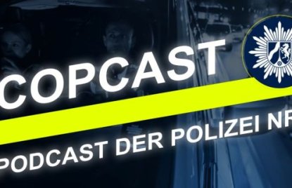 Grafik zum „COPCAST – Podcast der Polizei NRW“ mit dem Polizeistern-Logo und einer nächtlichen Polizeiszene im Hintergrund