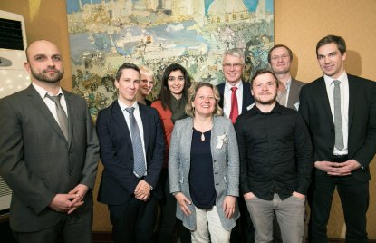 Das Foto zeigt ein Gruppenbild von Wissenschaftsministerin Svenja Schulze mit Vertreterinnen und Vertretern der Deutsch Türkischen Stiftung für gegenseitige Unterstützung und Ausbildung (TADEV) sowie der Education Research Initiative (ERI) in der Friedrich Ebert Stiftung Istanbul.