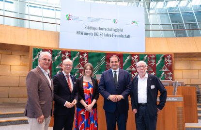 Gruppenfoto im Plenarsaal des Landtags NRW