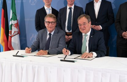 Das Land Nordrhein-Westfalen und die Deutsche Bahn AG unterzeichnen gemeinsame Vereinbarung für bessere Bahnanbindung des Rheinischen Reviers