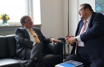 Ministerpräsident Armin Laschet im Gesprüch mit dem Vorsitzenden der Union progressiver Juden Rabbiner Prof. Dr. Dr. Walter Homolka