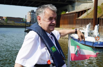 Innenminister Herbert Reul auf einem Boot