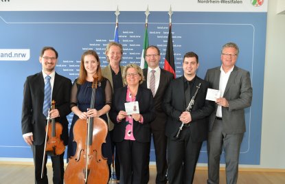 Ministerin Schulze und Regierungssprecher Breustedt präsentieren CD