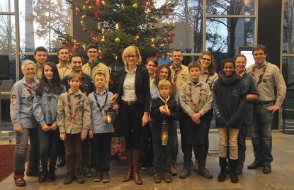 Ministerin Kampmann nimmt Friedenslicht aus Bethlehem in Empfang