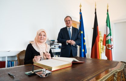 Gründerin des Begegnungs- und Fortbildungszentrums muslimischer Frauen e.V. Erika Theißen mit Mevlüde-Genç-Medaille des Landes Nordrhein-Westfalen geehrt