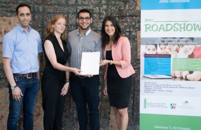 Staatssekretärin Serap Güler mit Mitgliedern der JuMu stehen vor einer Wand.