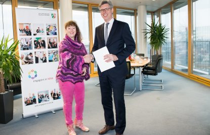 Landesregierung investiert in die unterstützende Digitalisierung des Ehrenamtes: Staatssekretärin Andrea Milz überreicht Zuwendungsbescheid an Stadt Aachen