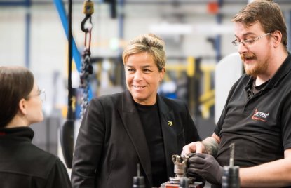 Starke Unternehmen und engagierte Menschen: Mona Neubaur besucht das Siegerland