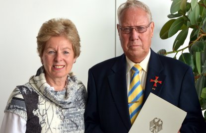 Lutz Malaschöwski mit angestecktem Bundesverdienstkreuz neben NRW-Europaministerin Angelica Schwall-Düren