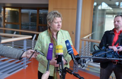 Schulministerin Löhrmann vor Kamerateams