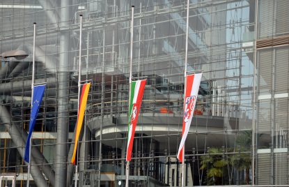 NRW-Flagge auf Trauermast