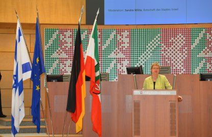 Ministerin Sylvia Löhrmann hält eine Rede