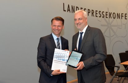 Prof. Dr. Tobias Kollmann, Beauftragter für die Digitale Wirtschaft NRW und Wirtschaftsminister Garrelt Duin präsentieen die neue Strategie