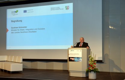 Arbeitsminister Guntram Schneider bei seiner Eröffnungsrede der Betriebsrätekonferenz Arbeit 4.0