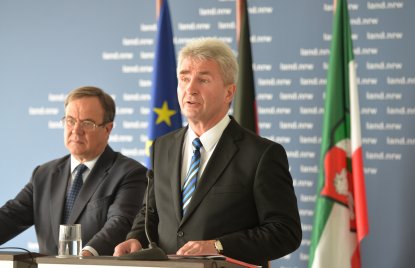Ministerpräsident Armin Laschet und Minister Prof. Dr. Andreas Pinkwart stellen Entfesselungspaket I vor