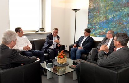 Ministerpräsident Laschet und Minister Pinkwart im Gespräch mit ThyssenKrupp-Gewerkschaften