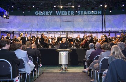 Ministerpräsidentin Hannelore Kraft begrüßt die Konzertgäste vor der Bühne