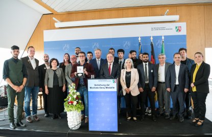Ministerpräsident Laschet verleiht erste Mevlüde-Genç-Medaille an Duisburger Verein „Jungs e.V.“