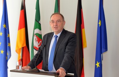 Finanzminister Walter-Borjans bei der Pressekonferenz am 22. September 2015
